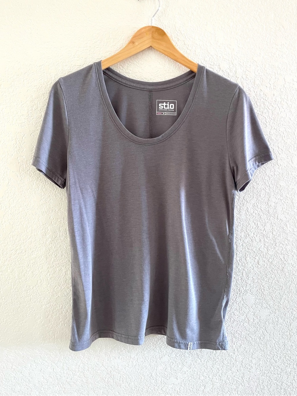 Stio Divide Scoop Neck Tee Womens Size Medium Short Sleeve Neutral Gray